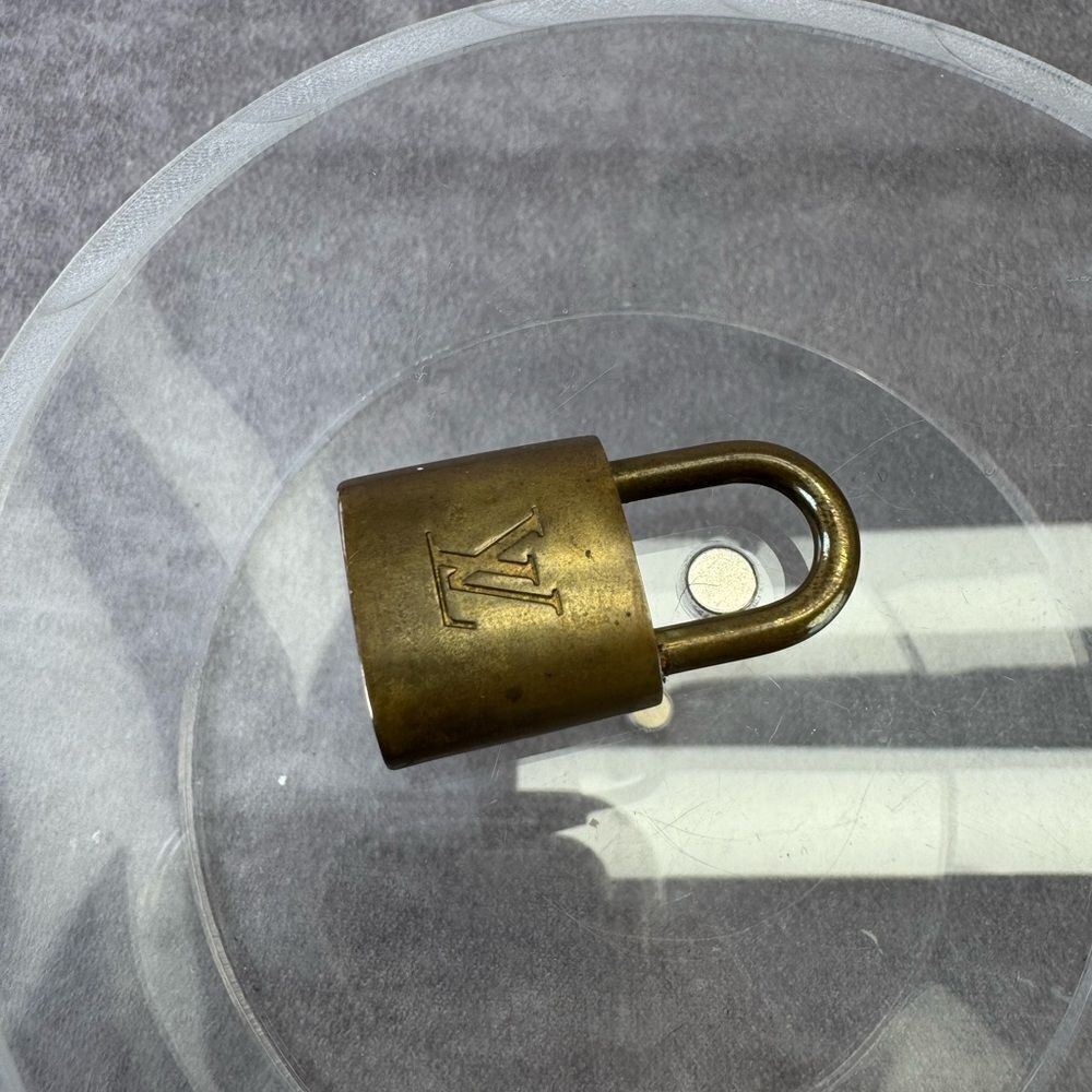 Louis Vuitton #312 Gold Padlock - Picture 4 of 5